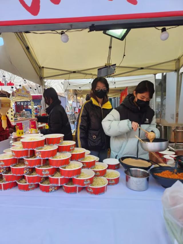 逛糖球会买的“武汉热干面”孩子们都爱吃。昨天四方公园的一片的糖球会，都在