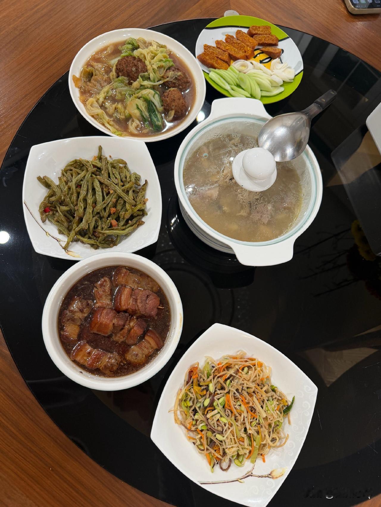 陈妍希回台北和妈妈过年，陈妈妈为她做得年夜饭也太质朴，都是一些家常菜。