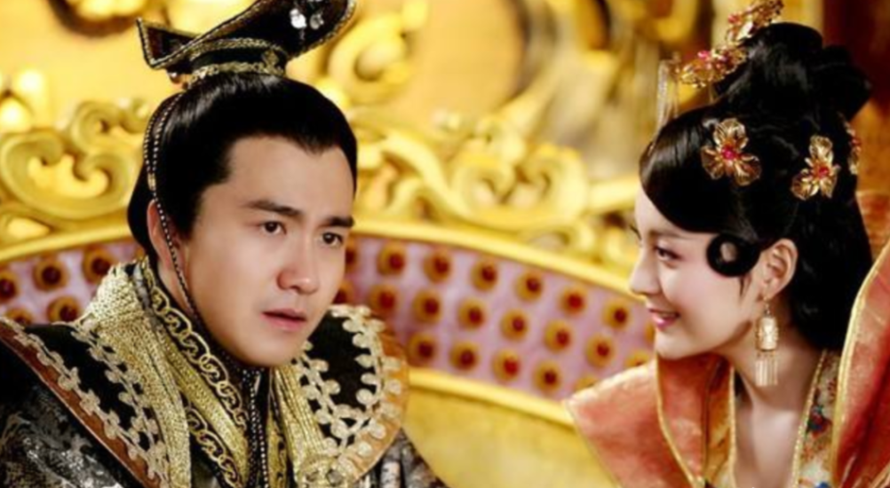 905年，吴王杨行密已装瞎三年，王后朱氏以为他是真瞎了，公然和侍卫调笑，宫女们低
