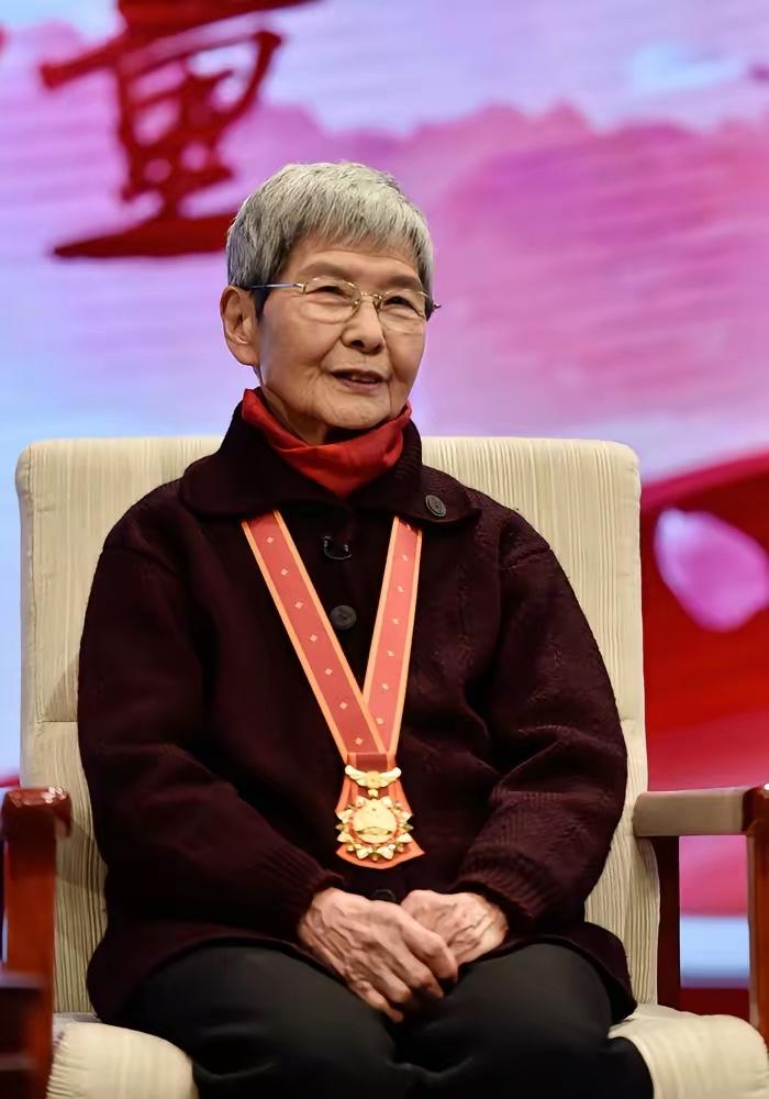 全网震怒！守护敦煌大半辈子的国宝院长全年薪资才20万，刚24岁外籍主播光