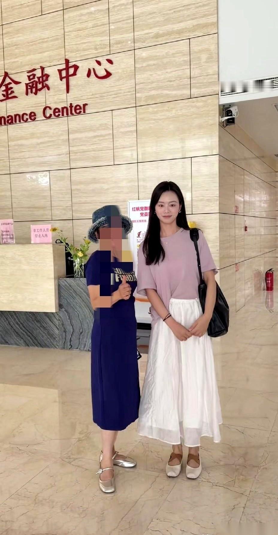 最近与辉同行的主播们，被镜头拍下了完全不同的两面。一边，是潇潇和小贝。人堆里，