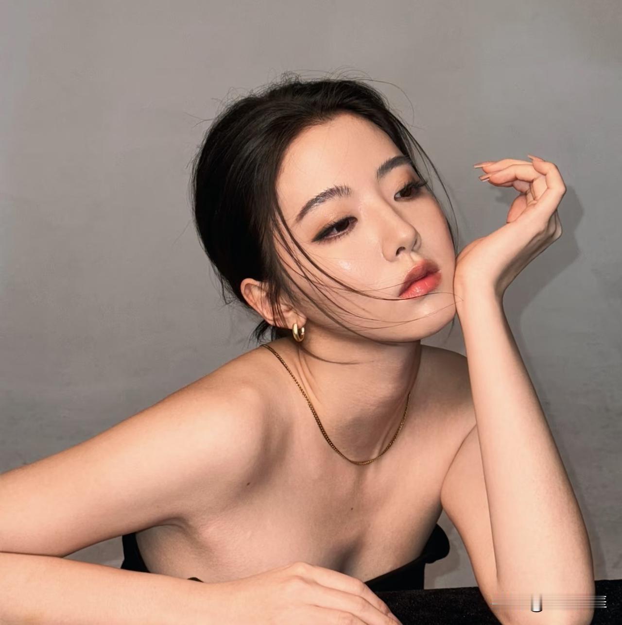 经典推荐🔥：何子怡5颗星✨代表作品（收藏起来慢慢欣赏）1. 《白月