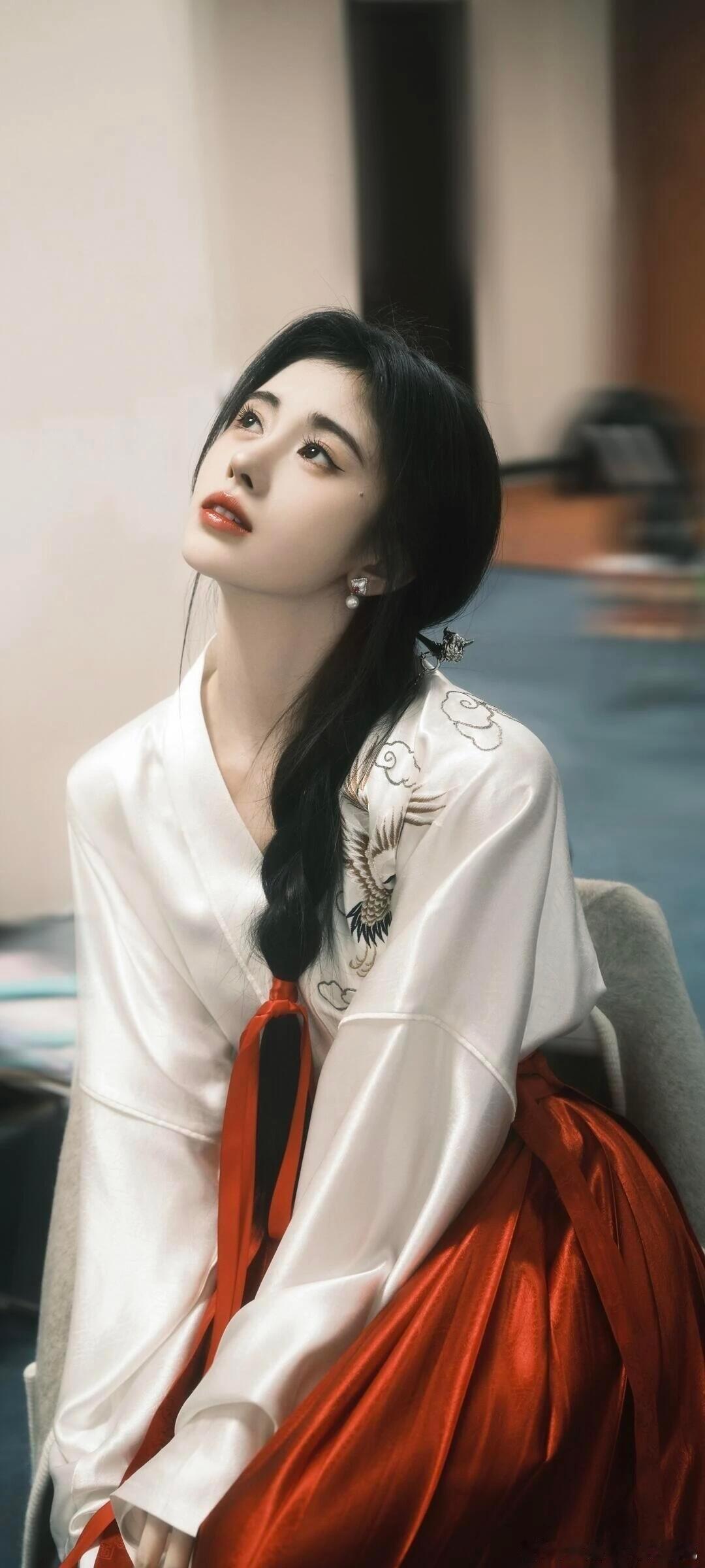鞠婧祎高跟鞋不合脚建议这双鞋今晚自己走人，配不上我姐的仙女脚！但话说回来，脚瘦