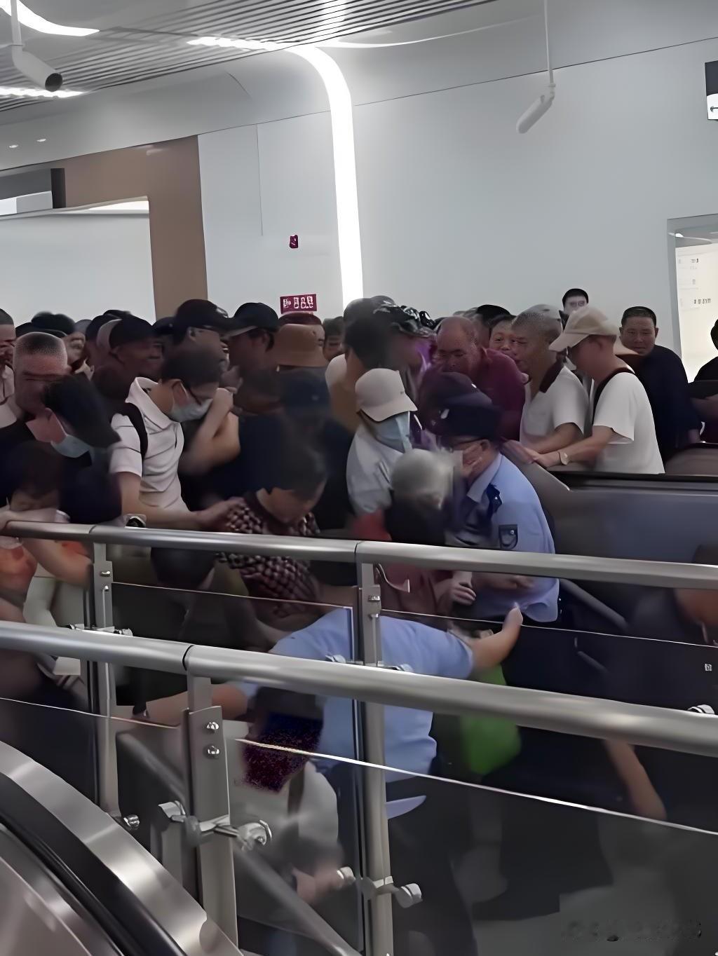 宁波地铁12号线试乘的热闹画面，这两天确实刷屏了，听说连韩国电视台都播报了。