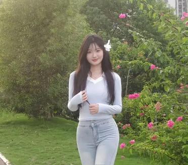 漫步在春日的公园，阳光洒在身上，微风拂过脸庞，一切都那么美好。