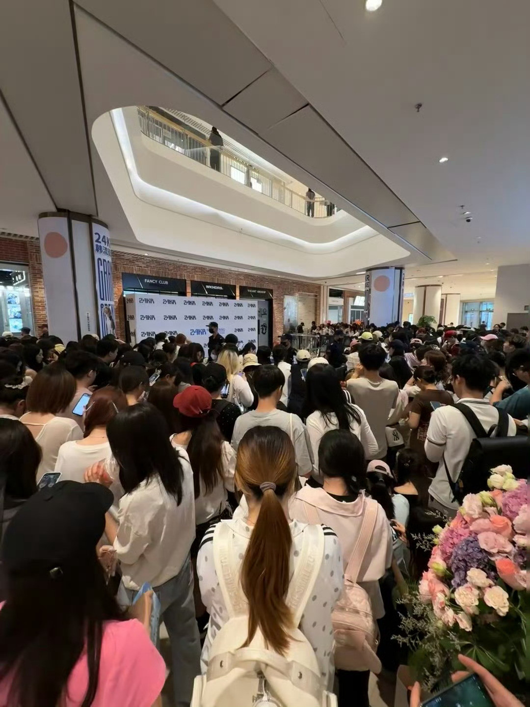 孔雪儿武汉线下活动人气超高，从人群中走出来特别美萌的小女孩，肤白貌美🥹