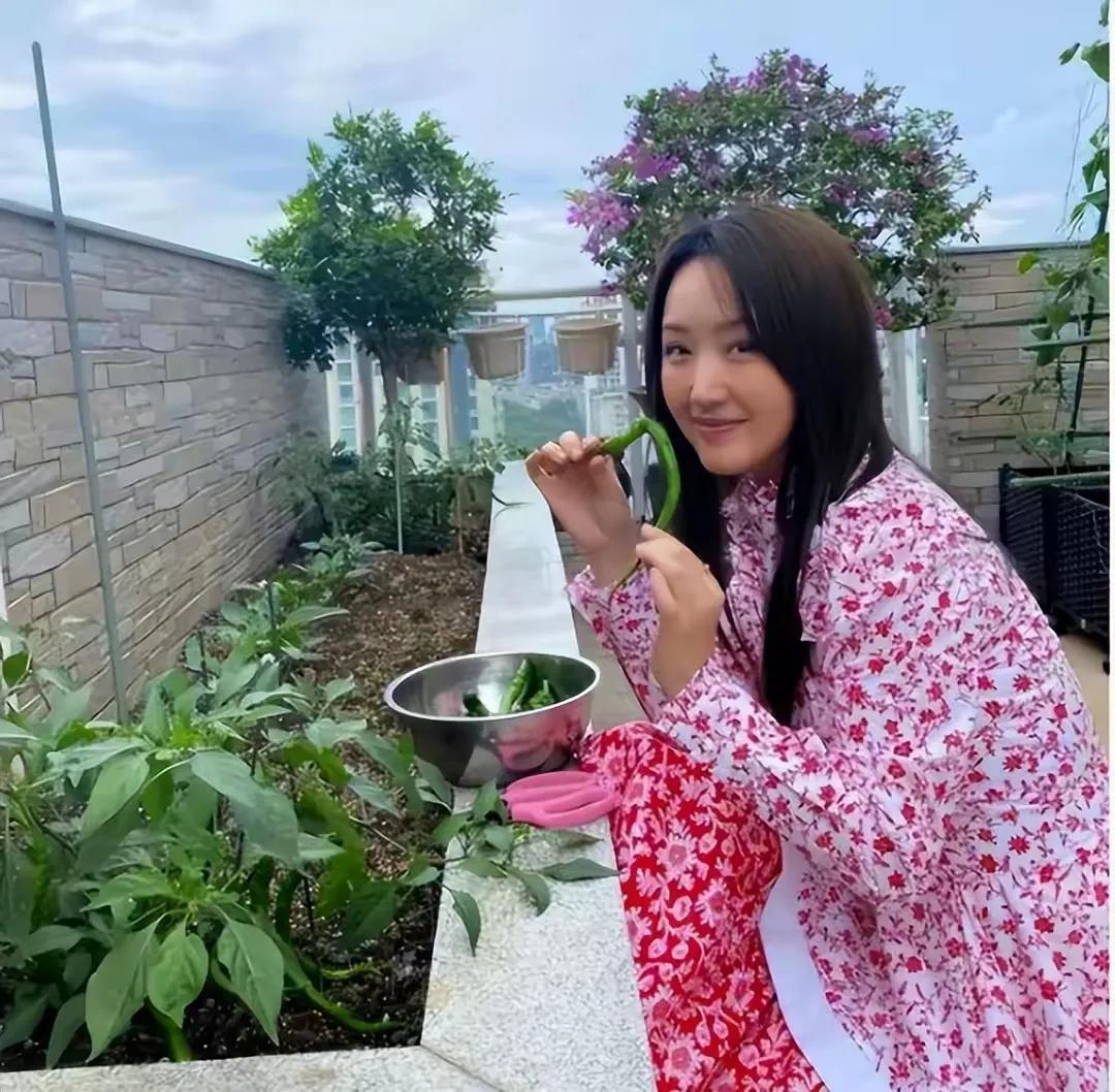 53岁的杨钰莹如今过得怎么样？在采访中她曾透露自己和母亲定居在深圳。住着几百平