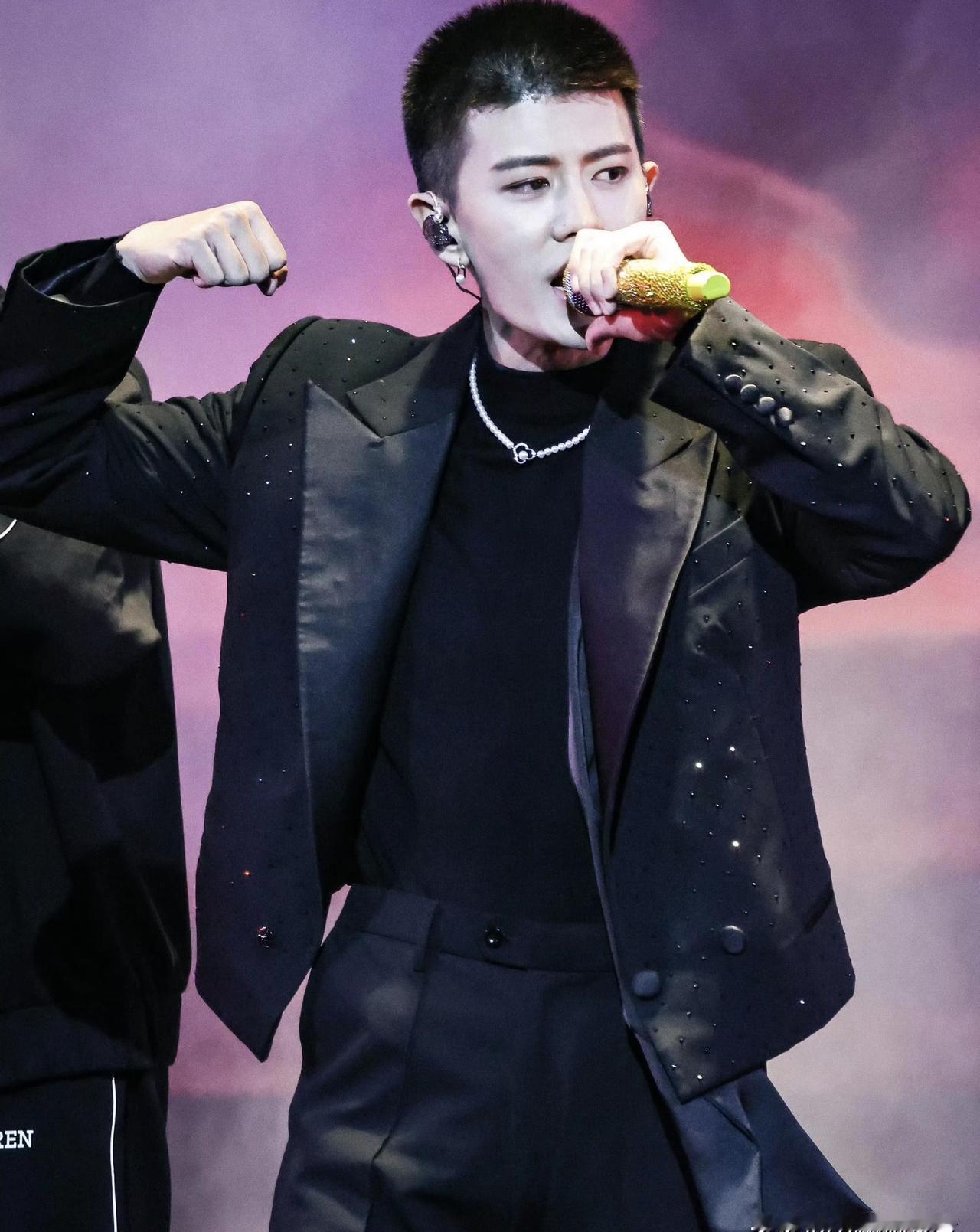 任嘉伦2026年元旦的物料轰炸，时间表精确到分钟。《佳偶天成》和《深渊无间》两