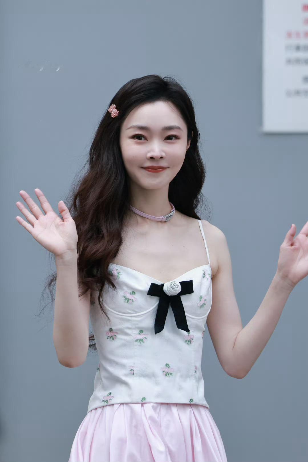 宋轶来好六剧宣了宋轶带着粉色夏日氛围感来上班宋轶好六剧宣这波粉色穿搭太有夏日f