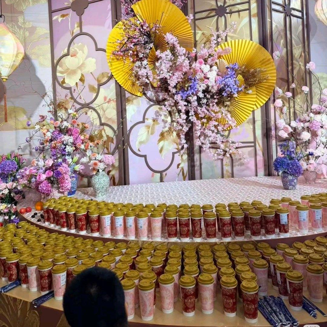 这两天刷到个特别有意思的婚礼——12月15号那天，霸王茶姬的老板张俊杰和天合光能