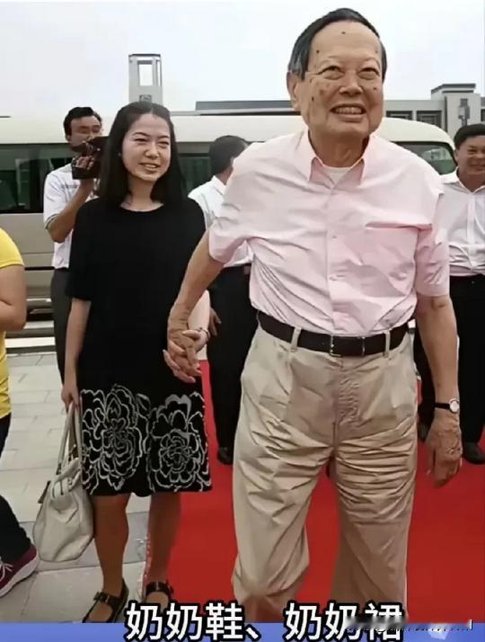 翁帆明显老了！一身奶奶裙发福又显老，感觉103岁的杨振宁却越活越精神了~从2