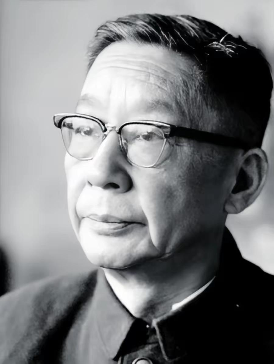 1966年，老舍投湖自尽。那天，走出家门前，他突然停住脚步，随后他走到3岁的孙女