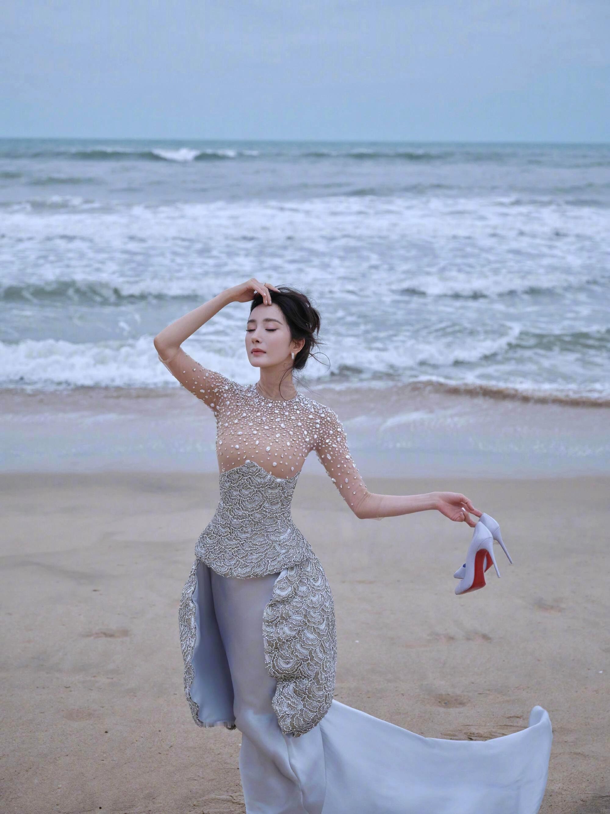 杨幂银色珍珠礼服长裙穿搭