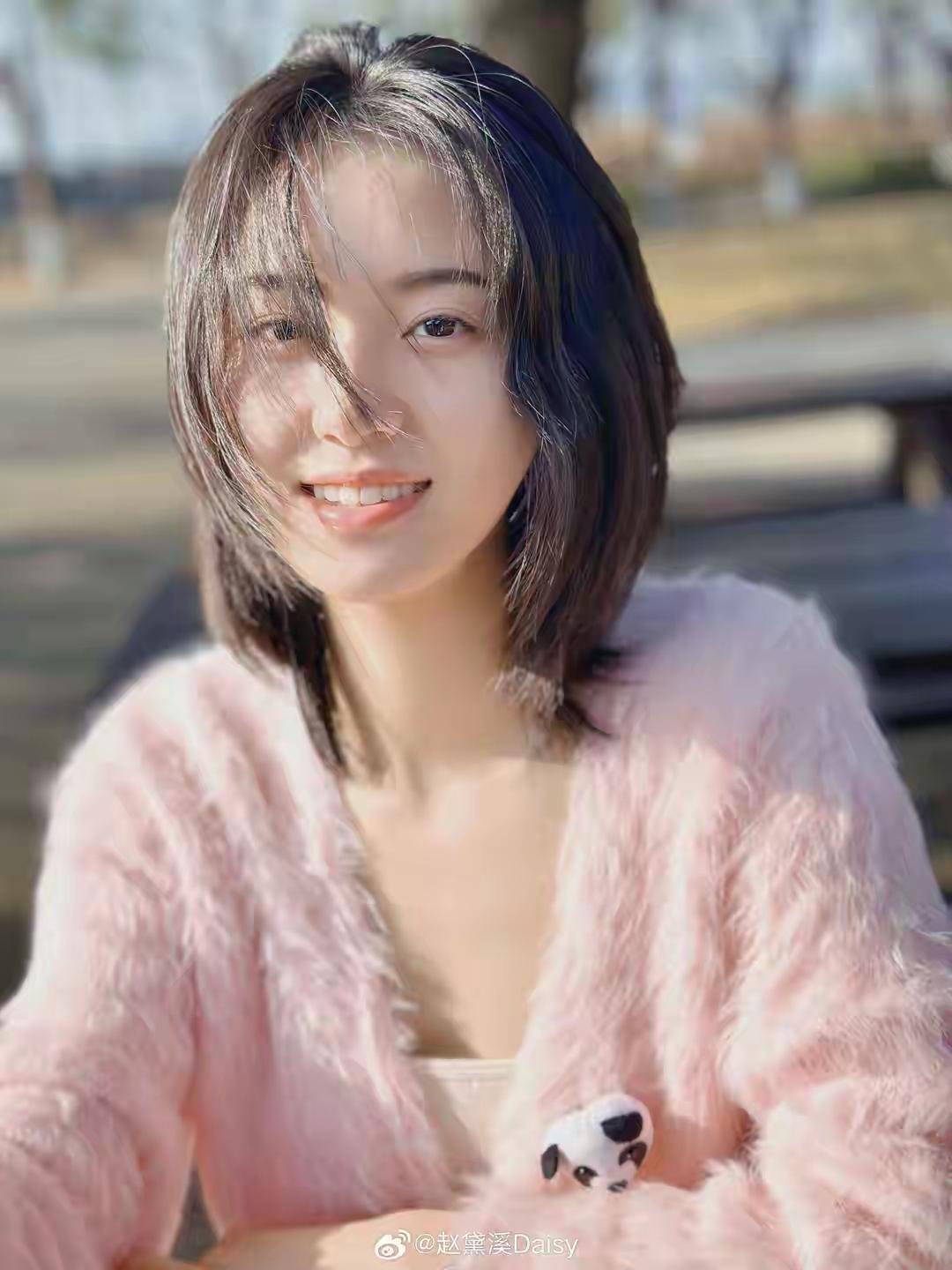 春风拂面笑，花影入怀柔。