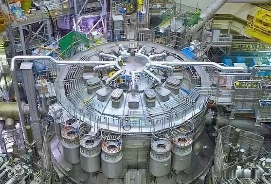 马斯克说核聚变是“愚蠢”的，他只信太阳能。但太阳能有三大死穴：黑夜、阴天、沙漠