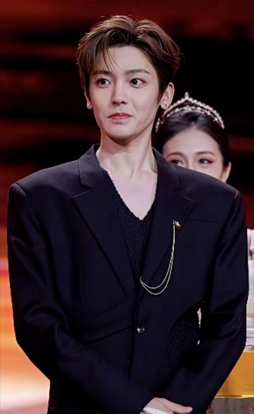 内娱有个奇妙现象，每年都有男演员凭一部剧光速升咖，霸屏一整年。2023年，檀健次