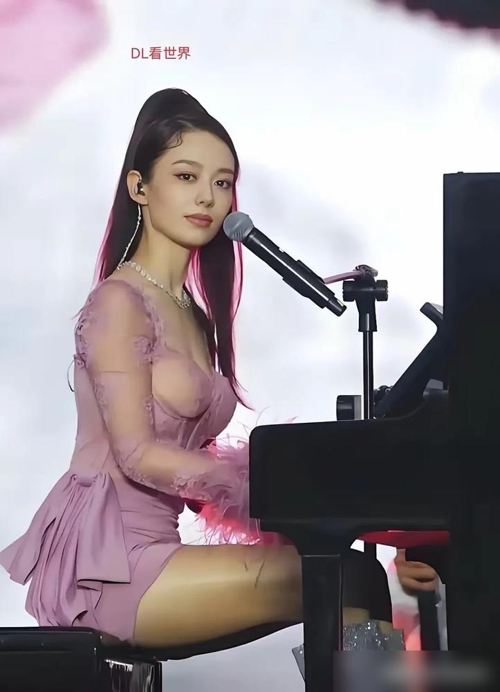 吉娜当初顶着郎朗妻子的头衔，以钢琴才女身份出道。结果后来净搞些博眼球的操作