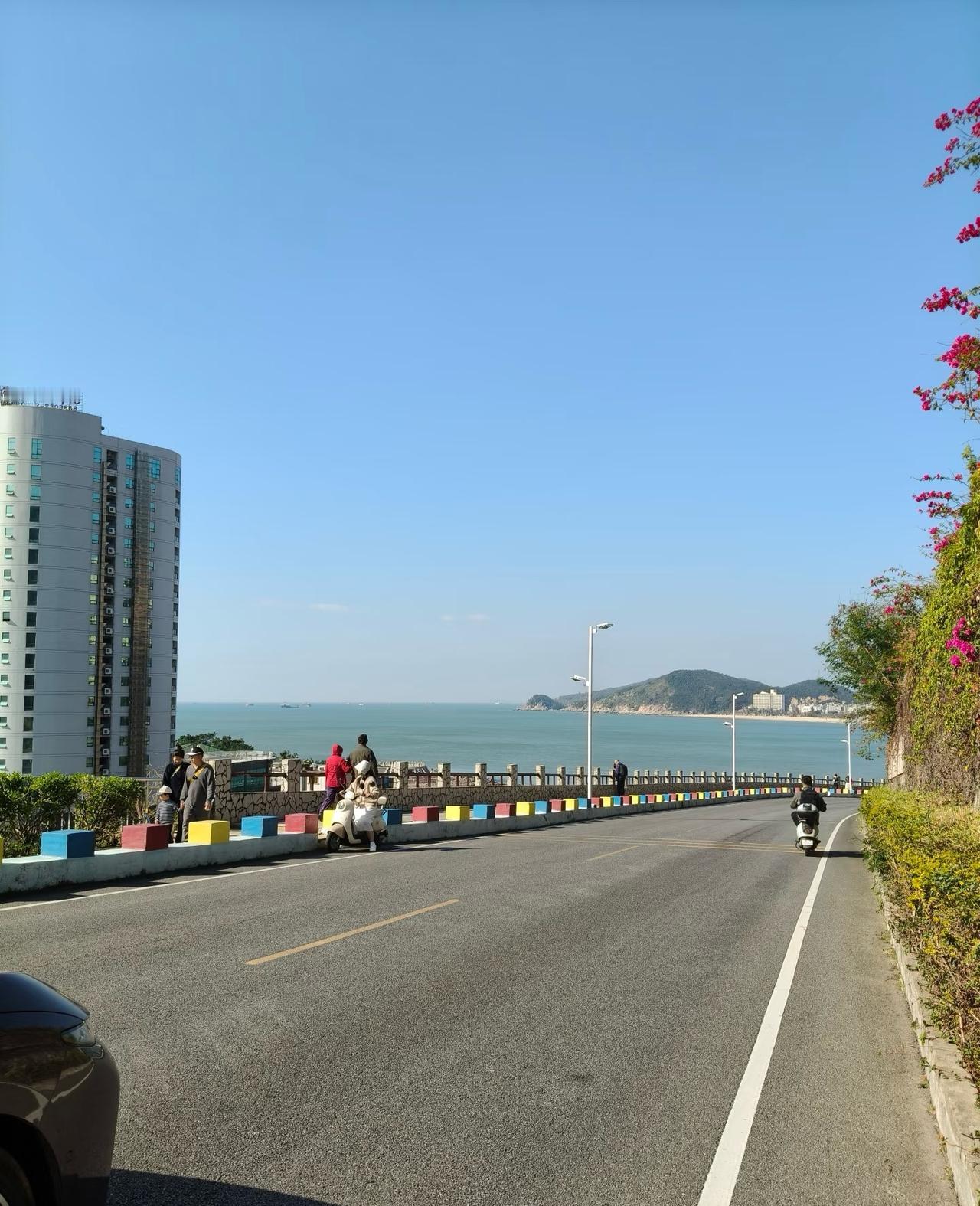 为啥海陵岛干不赢三亚呢。同样是海边，海陵岛的珍珠滩沙很细很干净~人也不多。我