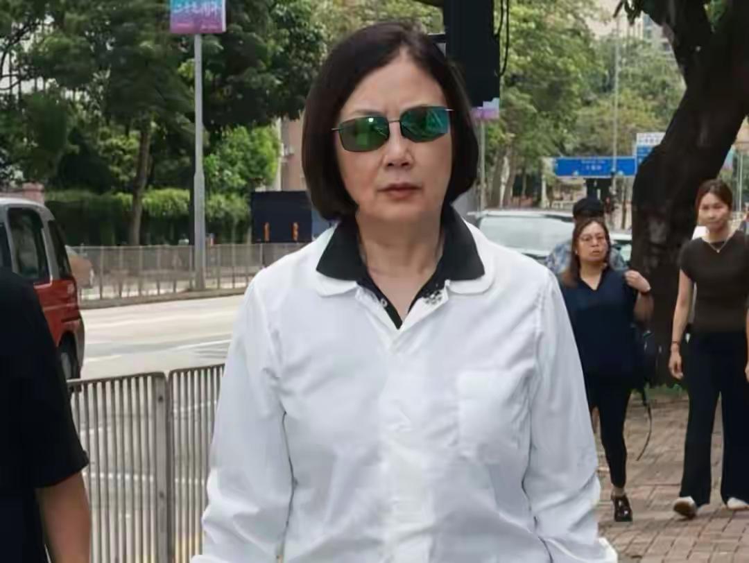 邓萃雯送别钟景辉即日，香港戏剧泰斗钟景辉安息礼拜举行，邓萃雯