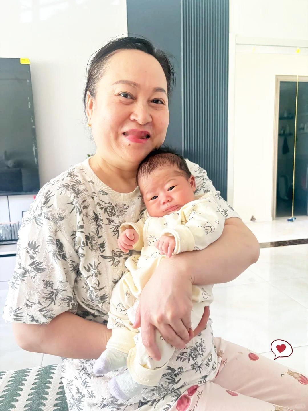 44岁我给大家报喜了没有老公也没有后代一个人去试管要来了一个孩子年轻时就想