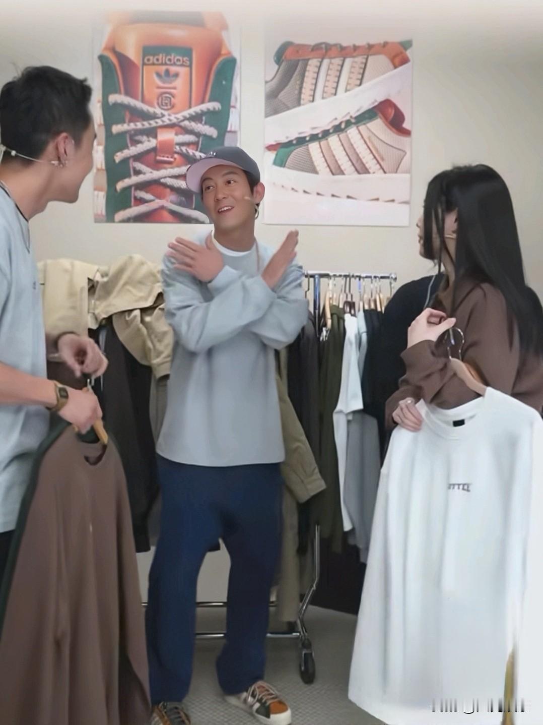 周杰伦在《头文字D》里的角色藤原拓海是陈冠希让给他的？近日，陈冠希在直播时透