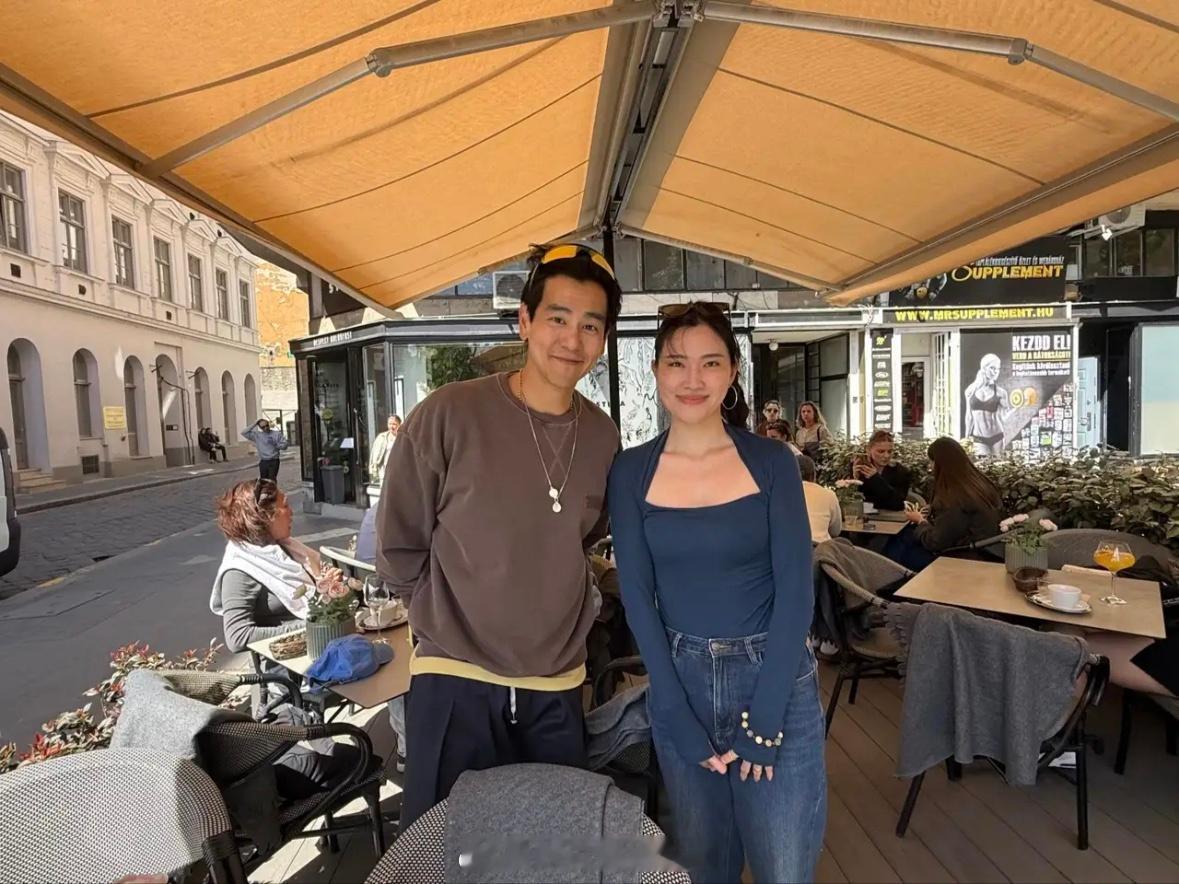 彭于晏在布达佩斯一家户外餐厅吃西餐被偶遇，他的穿衣打扮时尚有型，脸上没有化妆，皮