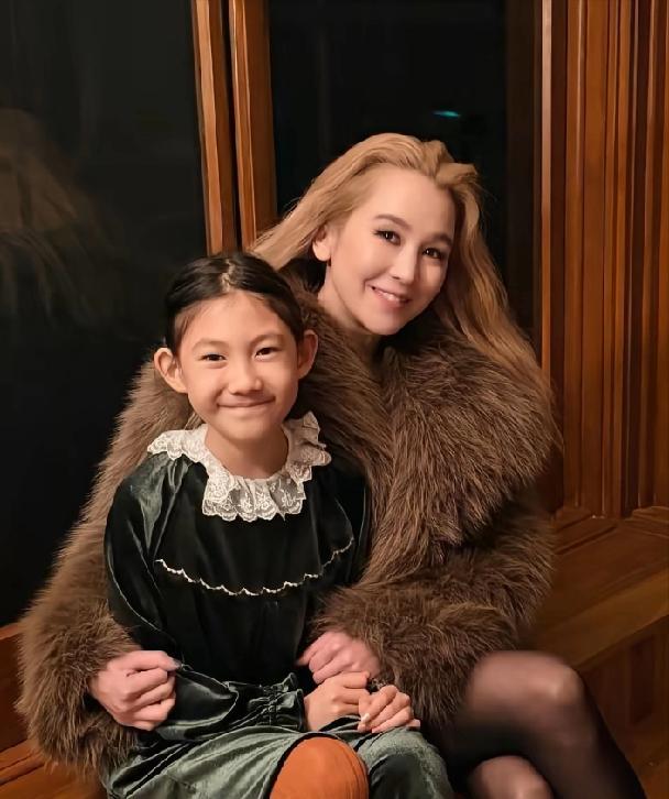 陈冠希女儿和姑姑合影，这姑姑也太漂亮了吧！不得不说，陈冠希一家全是高颜值，妈妈年