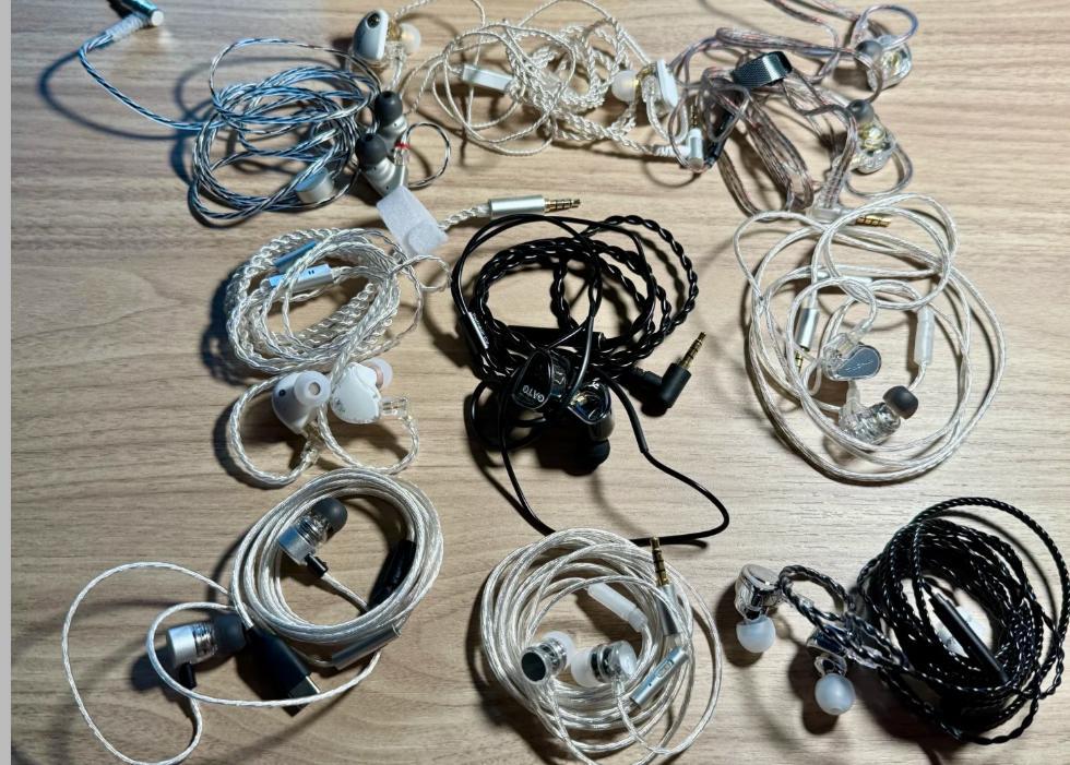 不知道当初谁设计的全面取消有线耳机，实在是太不方便了！取消有线耳机看似少了一个插