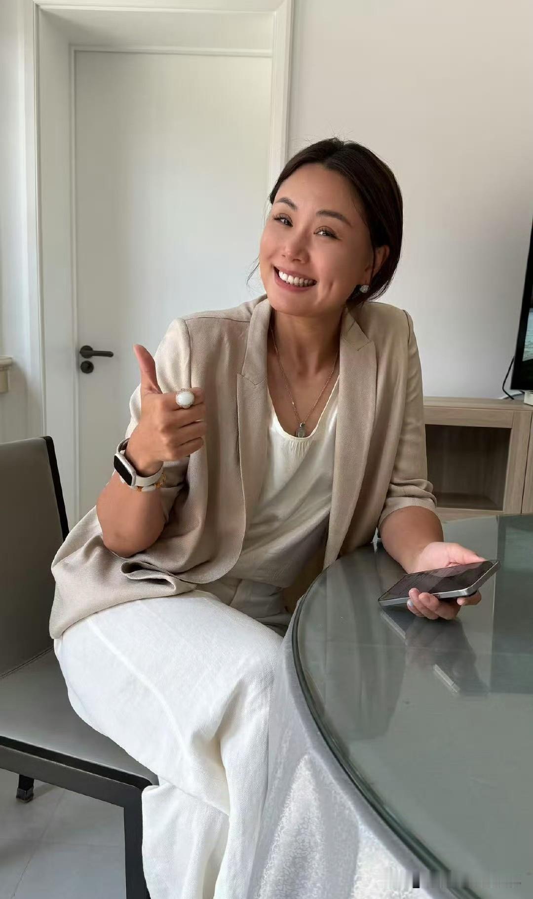 这位来自于北京的排球运动员曾春蕾，长得好标致的，这种球技稳，人品好，长相漂亮的美