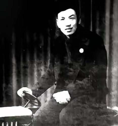 1947年，地下党员汪戈被捕，中统正要用刑，李茂堂却推门进来，先对汪戈使了一个眼