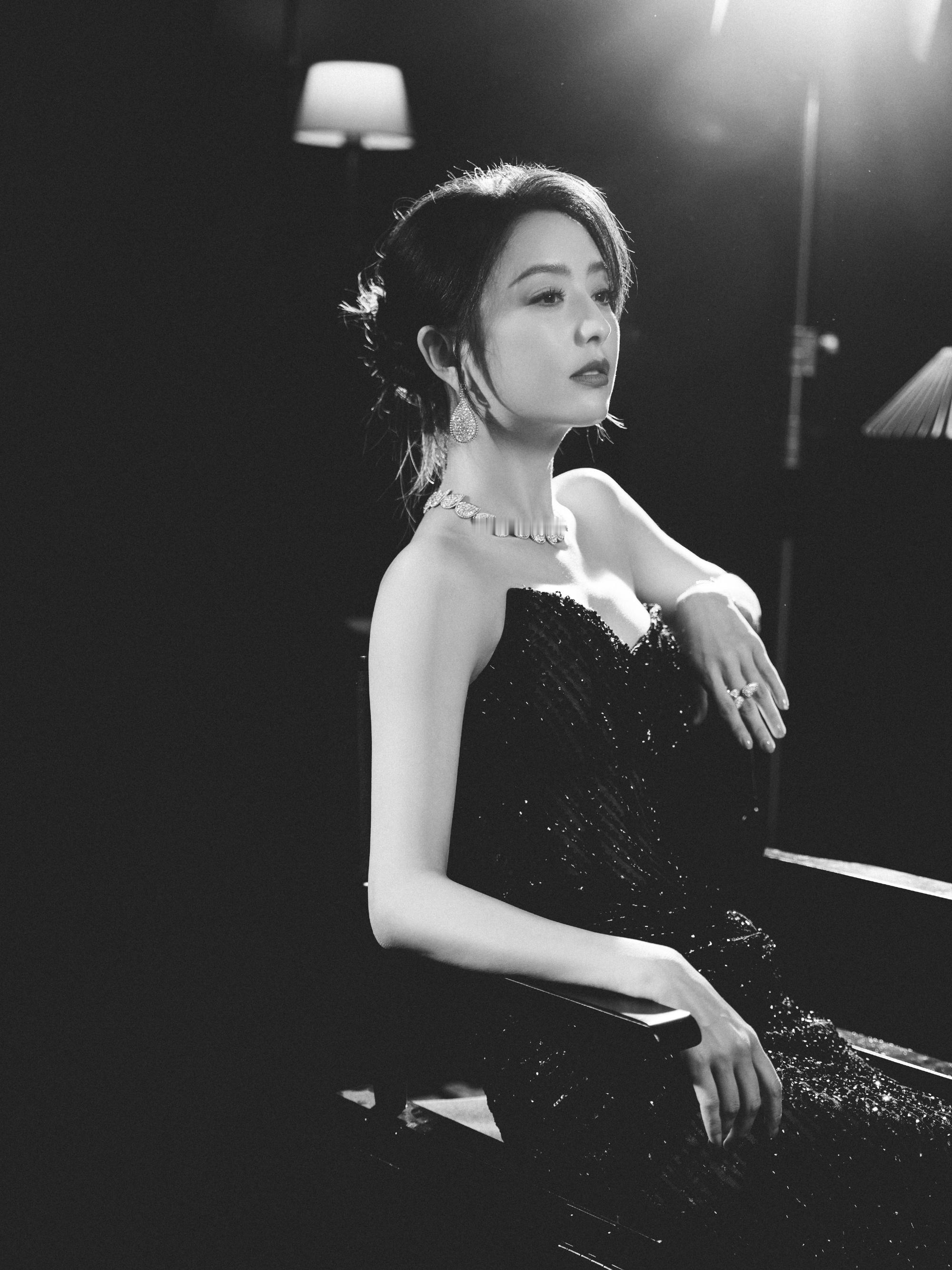 佟丽娅：以柔软力量诠释优雅摩登；以坚定内核，勾勒含蓄腔调。佟丽娅