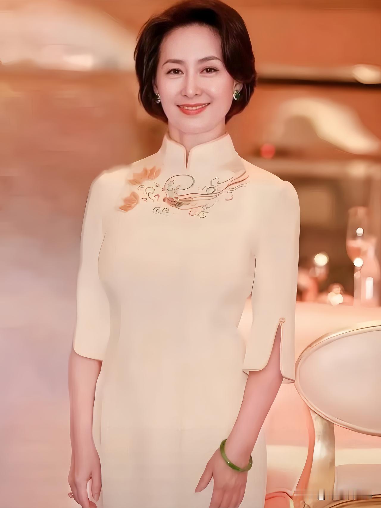 何超琼，近日在章泽天播客对谈中的一句话引发众多讨论——不必操心他人的利益，那是别