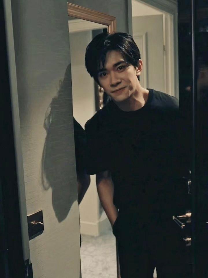 易烊千玺文淇经纪人风波：资源分配合理性存疑近日，易烊千玺和文淇共用经纪人刘一