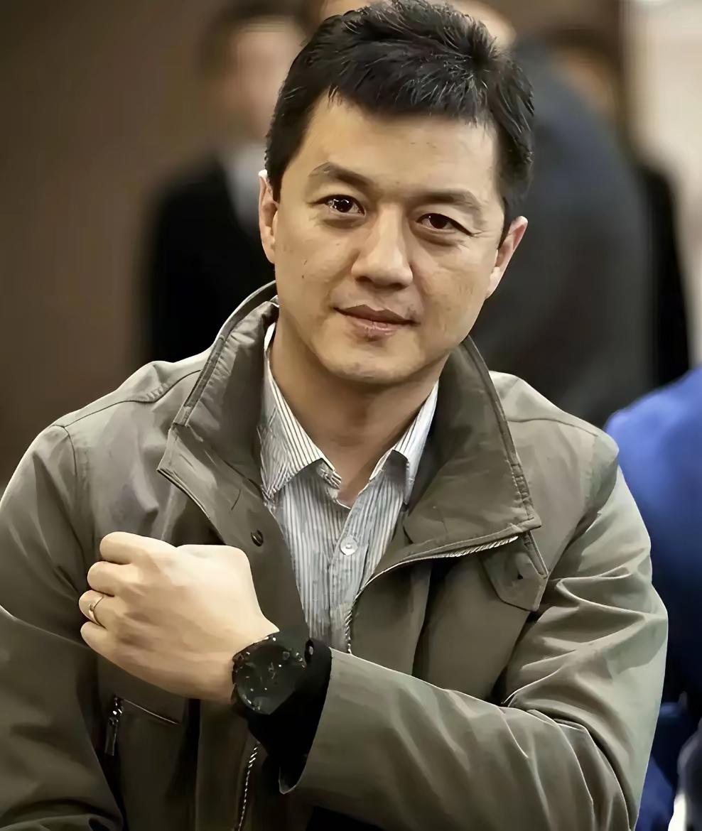 李亚鹏又火上新华社了！不仅1900多字夸奖，还给了精准辣评，说李亚鹏“可能不