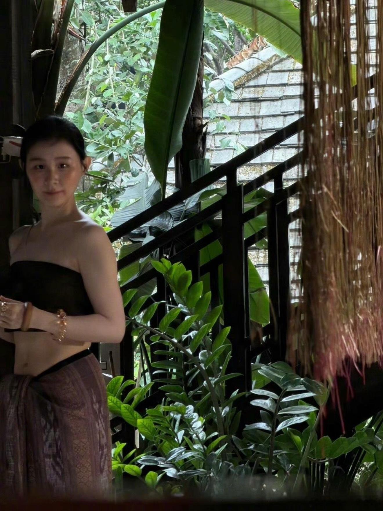 金靖瘦到认不出来有网友偶遇金靖拍摄，真的瘦到一时间没认出来！整个人线条纤细又轻