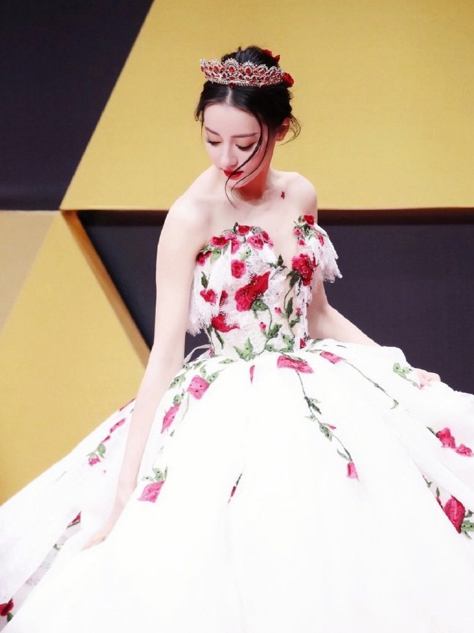 狐厂发的内娱红毯，其中有一段是说工作人员带女艺人的话不希望在迪丽热巴前后走红毯[