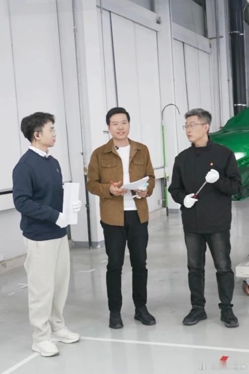 网上扯小米就自带流量，汽车更是被放大镜盯得死死的～雷总这波直播拆车太老道，直接把