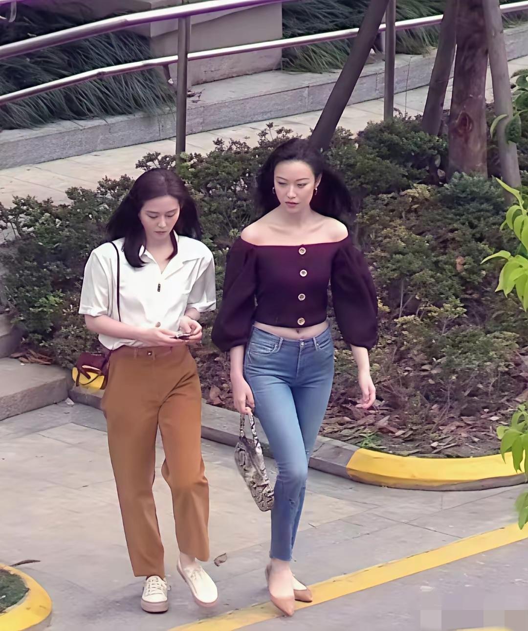 刘诗诗和倪妮的同框剧照,无美颜无滤镜,尽显两大美女截然不同的风格。刘诗诗走的是端