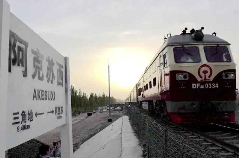 南疆铁路阿克苏至巴楚段扩能改造工程首批会让站开通5月12日，南疆铁路阿克苏至巴