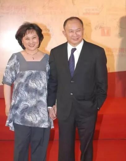2012年，著名导演吴宇森确诊淋巴癌中期，变卖了北京的房产去美国治病。没想到