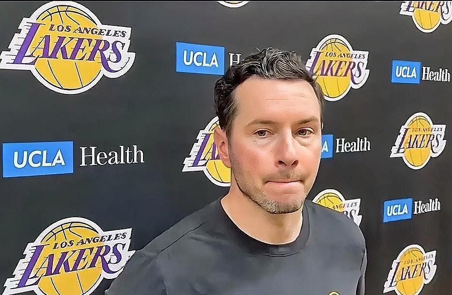 湖人主帅雷迪克又生气了！今日队内训练结束后，雷迪克接受记者采访谈到昨天球队的A