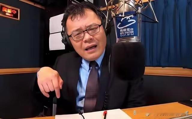 今天去菜市场买菜，碰到件挺有意思的事儿！一个阿姨突然拉住我胳膊，神神秘秘地