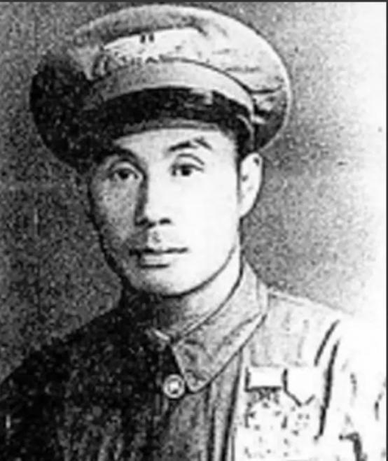 1983年，一位县领导来到村里检查，看到一位六十三岁的老头，竟然穿着一条飞行员的