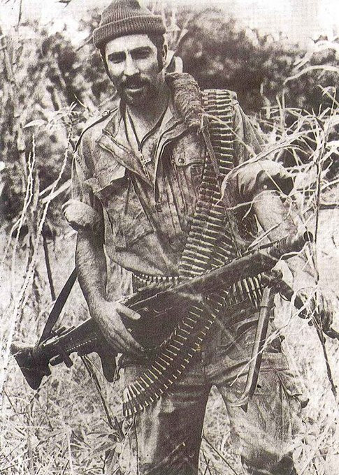 每天认识一件兵器1972年，几内亚比绍，一名葡萄牙伞兵手持MG-42通用机枪