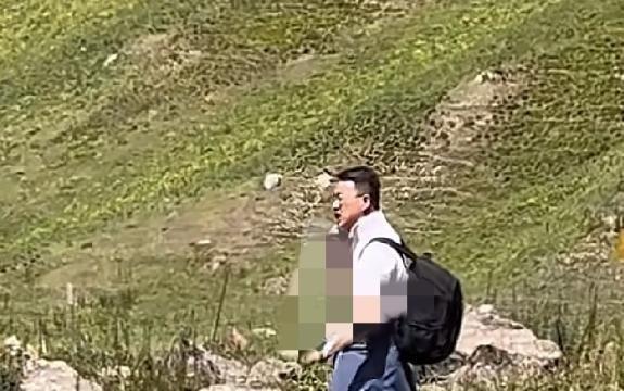 近日，新疆伊犁夏塔景区风光正好，一名男子正沉浸式游玩放松。不料一通工作电话突然打