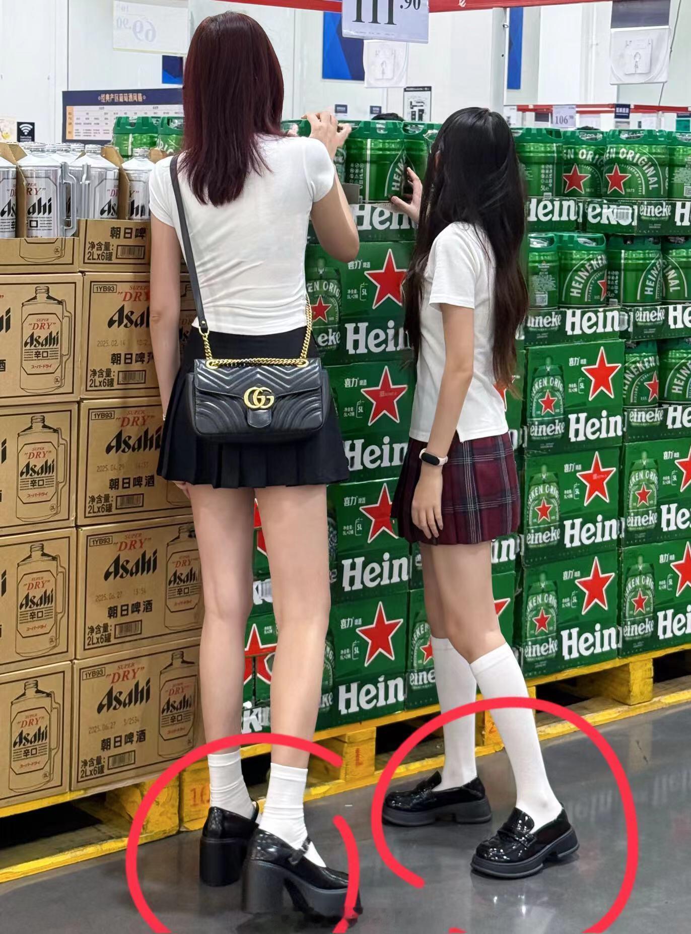 Vocal！她俩鞋子是不是穿反了。。？谁懂啊，我那净身高172的闺蜜偏偏还爱穿高