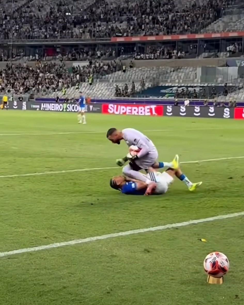 巴西甲级联赛爆发大规模冲突，胡尔克在内的全场23人被红牌罚下？场上总共只有22位