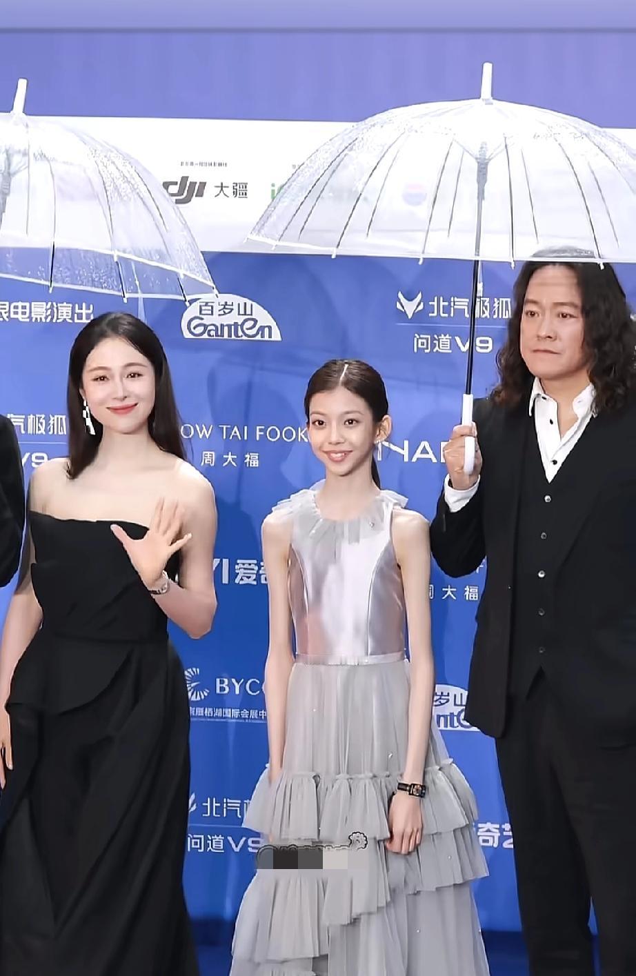 娱乐圈又一对像佟丽娅和陈思诚这样的前夫妻了，分家不分事业，离婚了还能合作共赢。