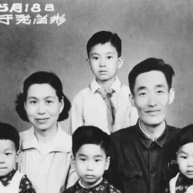 1947年，中统特务陈梦麟酒后失言，拍着同僚张一锋的肩膀炫耀："礼拜五去大使馆抓