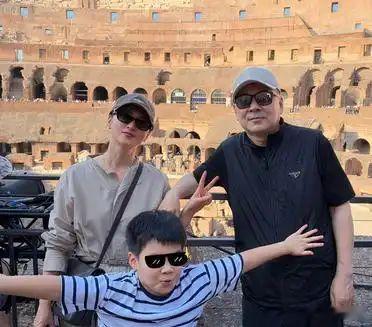 蒋勤勤罗马旅行照蒋勤勤晒一家三口罗马出游照片🥰小儿子锵锵也太可爱了。圆乎乎的，